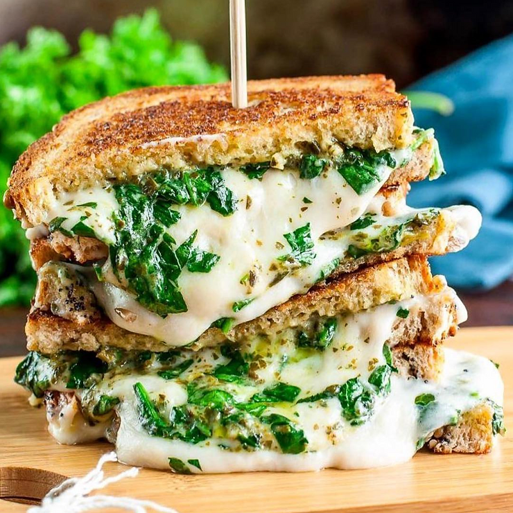 Creamy Spinach Pesto Grilled Cheese Sandwich 🌿🍃
